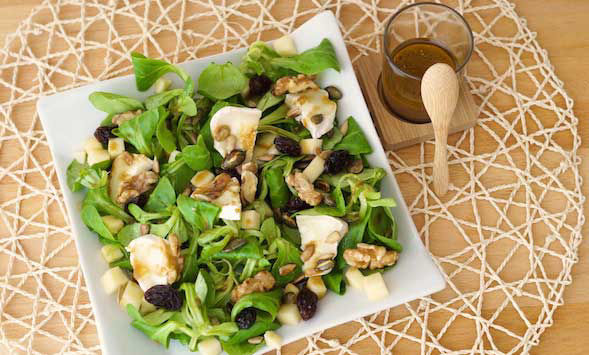 Lettuce salad with goat cheese, nuts and honey vinaigrette
