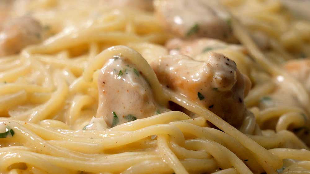 Spaghetti in Alfredo sauce with chicken and mushrooms